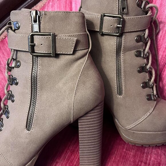 Shoe Dazzle "Brea" Tan Platform Hiker Booties Women's Size 7 - Picture 6 of 8